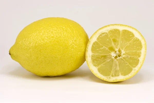 Limão e um corte — Fotografia de Stock
