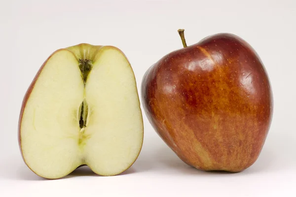 Una manzana roja madura y media manzana —  Fotos de Stock