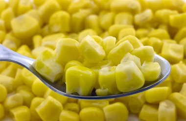 bir kaşık buharda pişmiş mısır tohumları