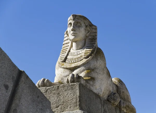 Egyptische sphinx in park van de aangename retreat — Stockfoto