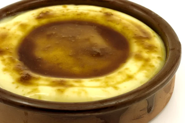 Creme catalão deliciosa sobremesa com torrada de açúcar, típico na Catalunha — Fotografia de Stock