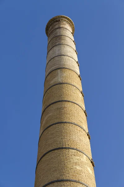 Antigua chimenea, símbolo industrial. En Badalona, Barcelona —  Fotos de Stock