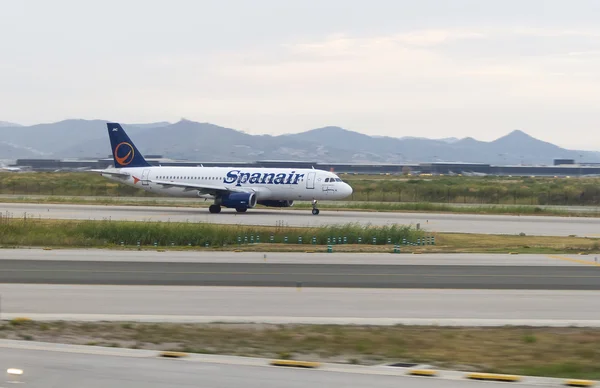 スパンエアー飛行機離陸のためにバルセロナをロールします。 — ストック写真