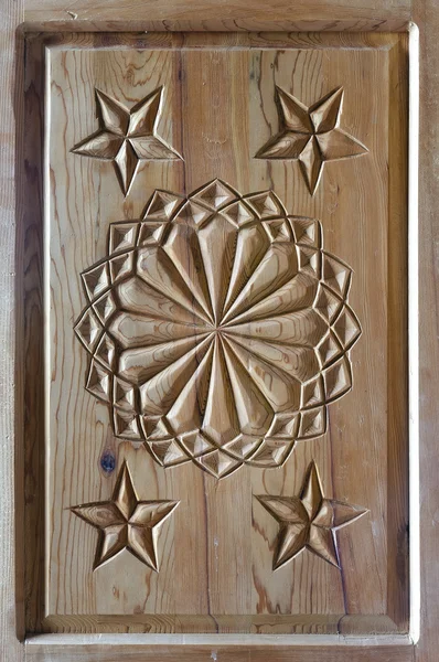 Floral tars motifs carved on the old wooden doors. — Stock Photo, Image