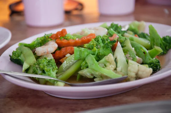 Mélanger les légumes frits avec les crevettes — Photo