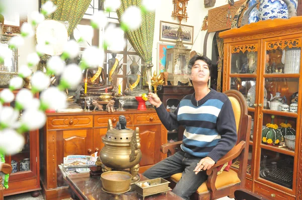 Asiático tailandés hombre fumar cigarrillo en antiguo estilo casa — Foto de Stock