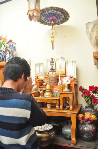 Asiatico thai uomo prega buddha statua — Foto Stock