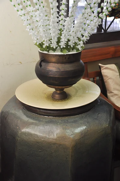 Vintage stijl bloem houder pot — Stockfoto