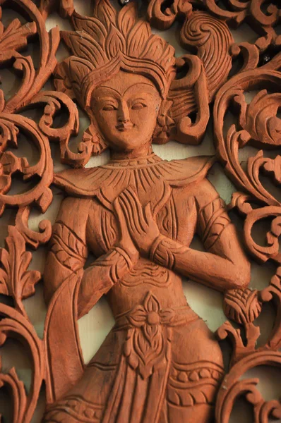Thailändische Kunst Frau Gottheit Holzsehnsucht in thailändischen Tempel — Stockfoto