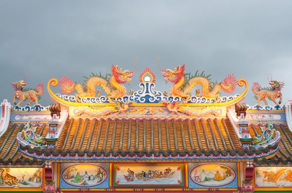 행복 한 중국 새 해-중국 사원 지붕 용과 함께 — 스톡 사진