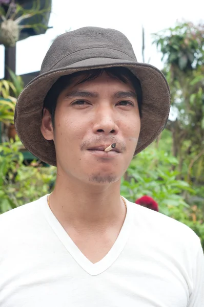 Ásia homem fumaça tailandês tradicional cigarro — Fotografia de Stock
