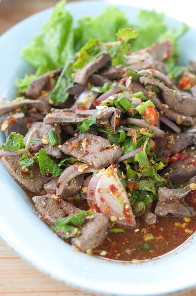 Ensalada tailandesa de hígado dulce en el plato —  Fotos de Stock