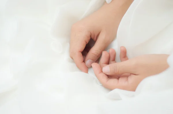 Mãos de asiático jovem noiva — Fotografia de Stock