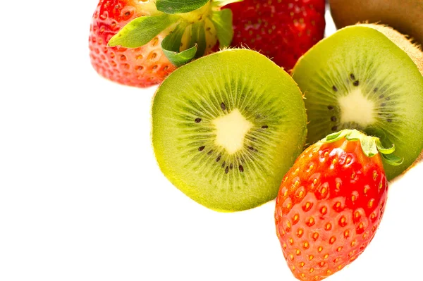 Kiwi och jordgubbar isolerade över vit bakgrund — Stockfoto