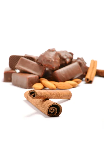 Dulces de chocolate con cacahuetes y almendras —  Fotos de Stock