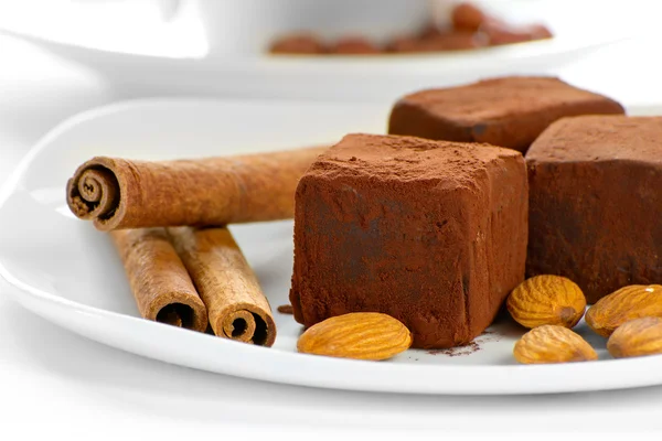 Trufas de chocolate en un plato —  Fotos de Stock