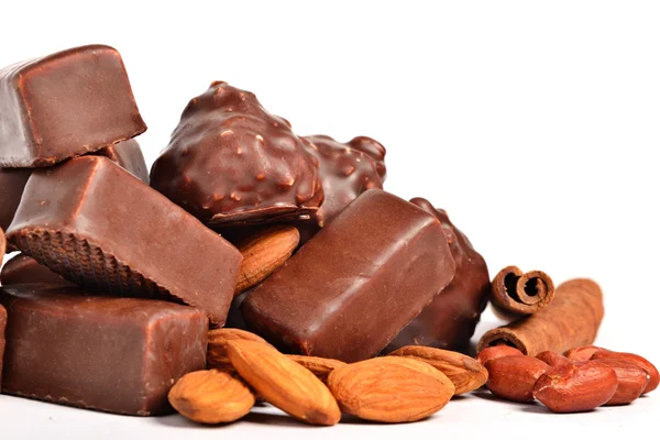 Dulces de chocolate con cacahuetes y almendras — Foto de Stock