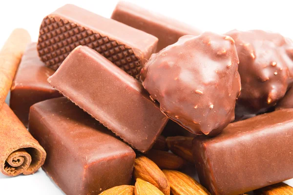 Schokoladenbonbons mit Erdnüssen und Mandeln — Stockfoto