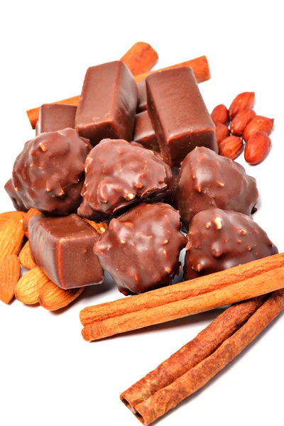 Čokoládové cukroví s oříšky a mandlemi — Stock fotografie