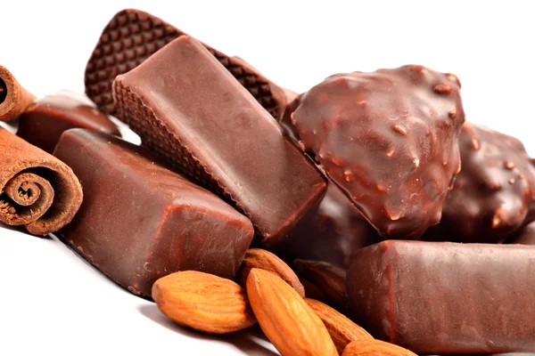 Schokoladenbonbons mit Erdnüssen und Mandeln — Stockfoto