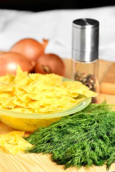 Endro verde na mesa ao lado do queijo, cebola e macarrão — Fotografia de Stock