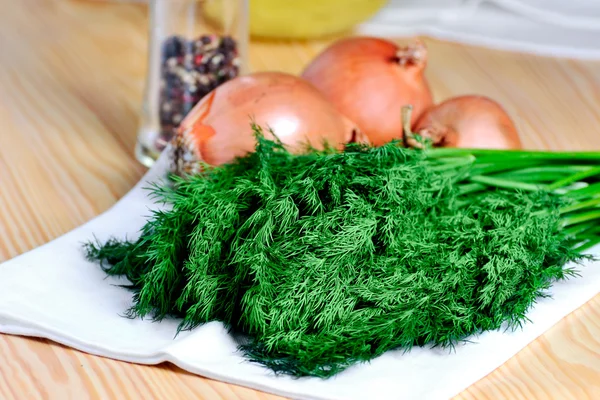 peynir, soğan ve makarna yanındaki masada yeşil dereotu