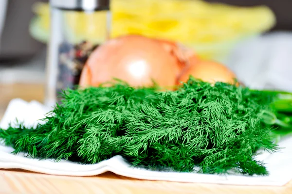 Endro verde na mesa ao lado do queijo, cebola e macarrão — Fotografia de Stock