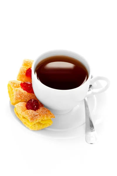 Чашка чая на блюдце и торте — стоковое фото