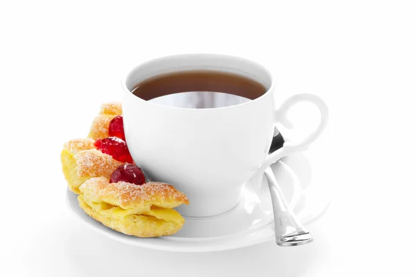 Чашка чая на блюдце и торте — стоковое фото