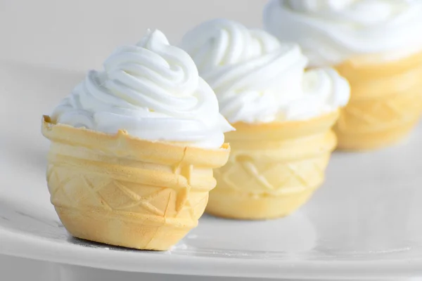 Pasteles caseros y gofres con crema blanca — Foto de Stock
