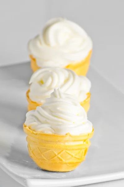 Pasteles caseros y gofres con crema blanca — Foto de Stock
