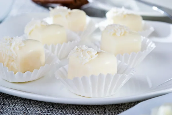 Σοκολάτες στην καρδιά σχήμα λευκή σοκολάτα πάνω στο τραπεζομάντιλο — Φωτογραφία Αρχείου