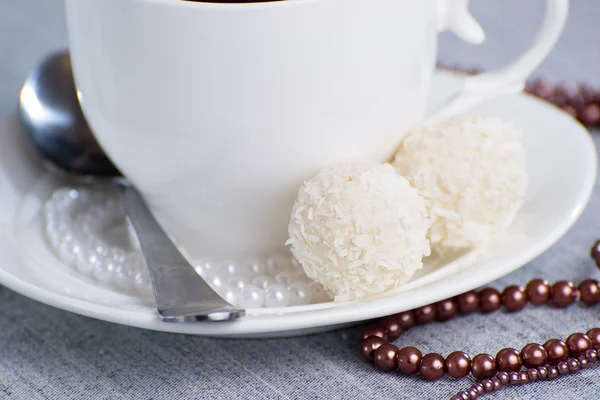 Hart-vormige chocolade met snoepjes in kokosnoot vlokken van kralen — Stockfoto