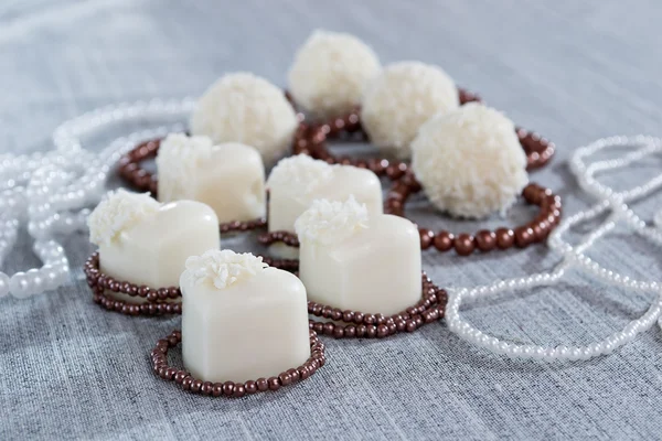 Chocolates em forma de coração com balas em flocos de coco de contas — Fotografia de Stock