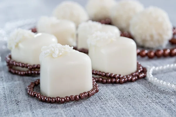 Hjärtformad chokladask med godis i kokosflingor av pärlor — Stockfoto