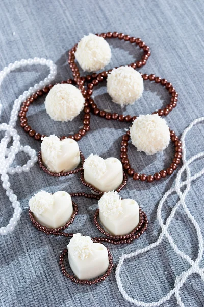Σχήμα καρδιάς σοκολάτες με καραμέλες σε νιφάδες καρύδας από χάντρες — Φωτογραφία Αρχείου