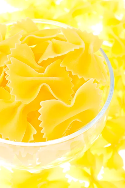 Gelbe Nudeln im Glas — Stockfoto