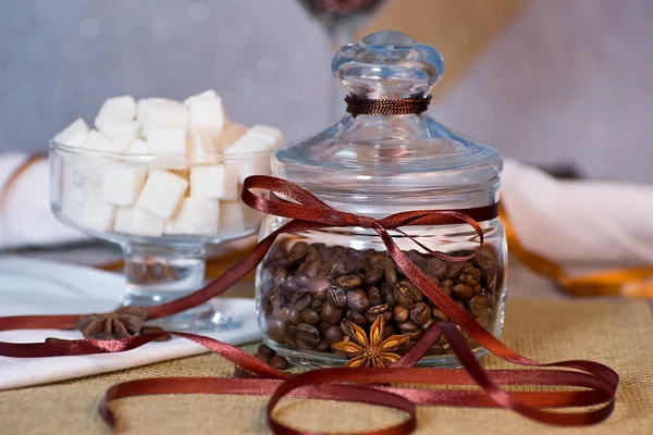 Glass jar with coffee beans decorated with ribbon — Stock Photo, Image