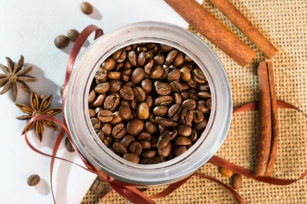 Open a bank with coffee beans lying on sackcloth and napkins — Stock Photo, Image