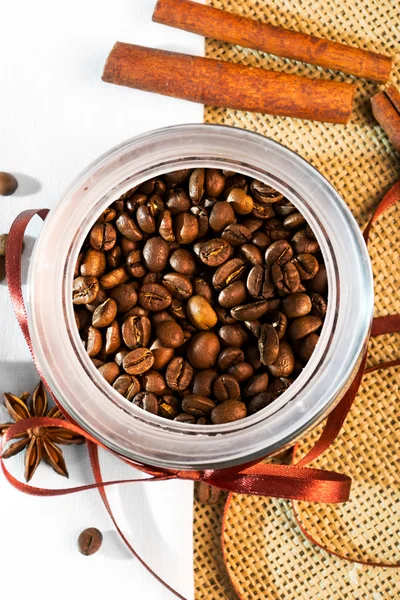 Open a bank with coffee beans lying on sackcloth and napkins — Stock Photo, Image