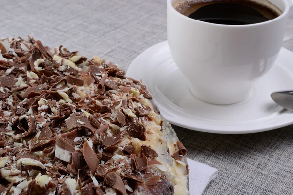Hecho en casa pastel espolvoreado con chocolate — Foto de Stock