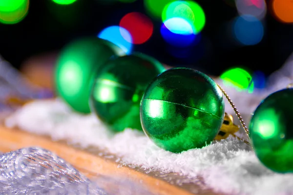 Bola de Ano Novo verde no fundo das luzes — Fotografia de Stock