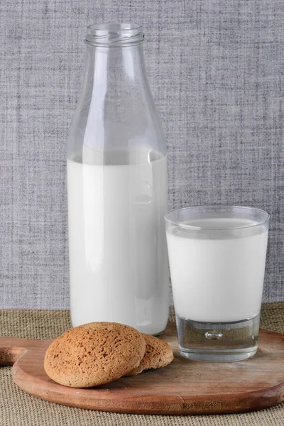Zelfgemaakte koekjes en melk op tafel — Stockfoto