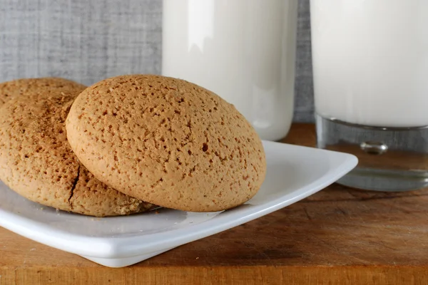 Zelfgemaakte koekjes en melk op tafel — Stockfoto