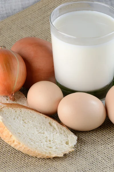 ミルクとテーブルの上のパンのスライスと鶏の卵 — ストック写真
