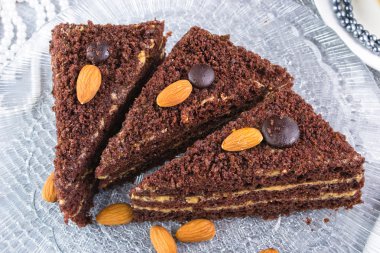 Cam tabakta çikolatalı kek.