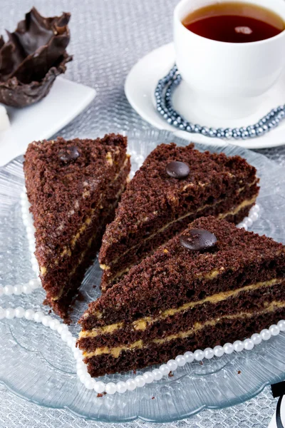 Schokoladenkuchen auf einem Glasteller — Stockfoto