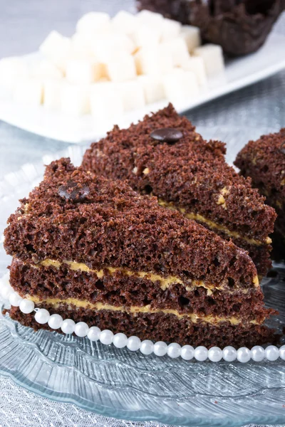 Шоколадний торт на скляній тарілці — стокове фото