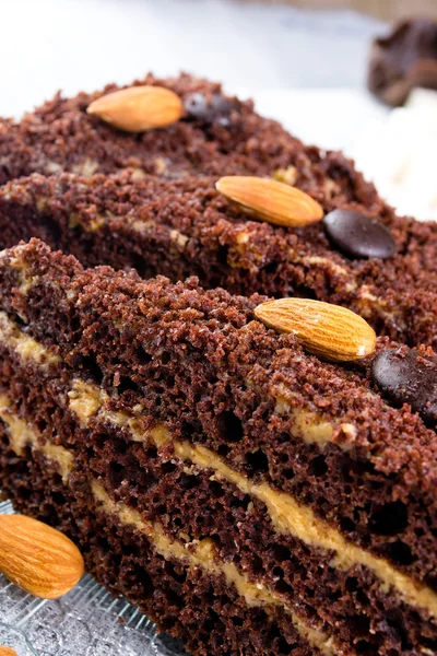 Čokoládový dort na skleněné desce — Stock fotografie
