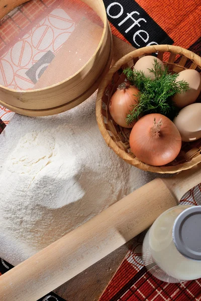 Farinha cozida para assar e outros ingredientes na mesa — Fotografia de Stock